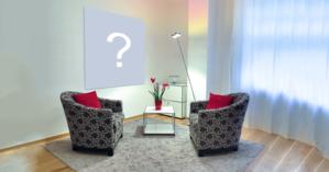 Stellen Sie Ihr Foto an die Wand eines schönen Wohnzimmers