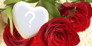 Marco de corazón entre rosas para que usted pueda añadir una foto!