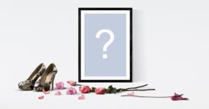 Moldura para foto com flores e sapatos de salto. Adicione sua foto