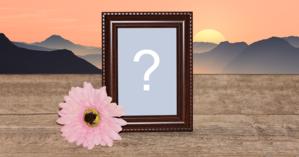 Moldura para foto com borda de madeira e flor rosa. Adicione sua foto preferida