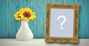 Linda moldura com fundo azul e vaso de girassóis! Adicione sua foto