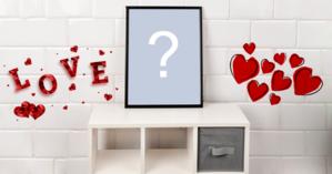 Linda moldura para foto, em cima da mesinha com corações na parede. Adicione sua foto!