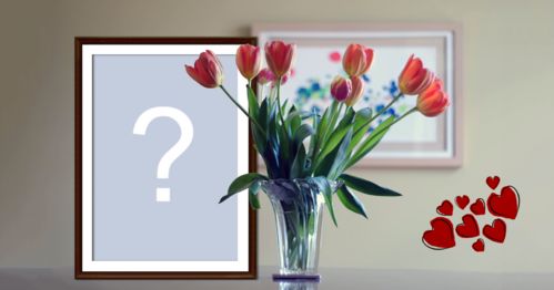 Hermoso marco con jarrón de tulipanes y marco con borde de madera.