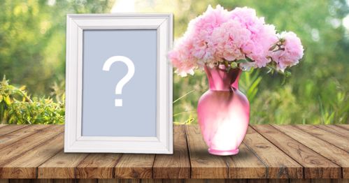 Montagem de foto com moldura branca e vaso pink cheio de flores!