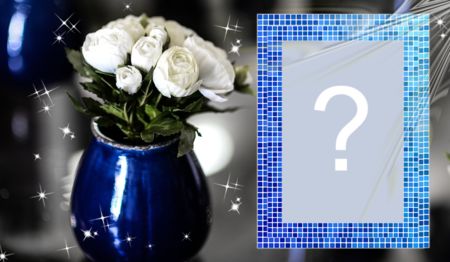 Linda moldura de vaso azul com flores brancas. Adicione uma foto!