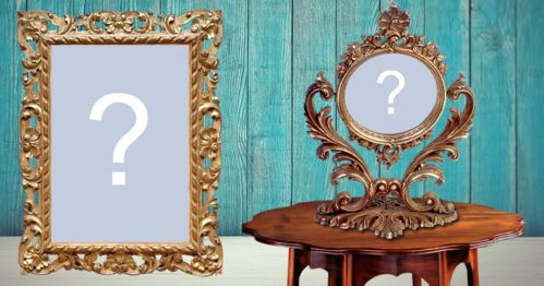 Linda moldura para foto com foto no espelho em cima da mesinha, e foto grande com borda antiga!