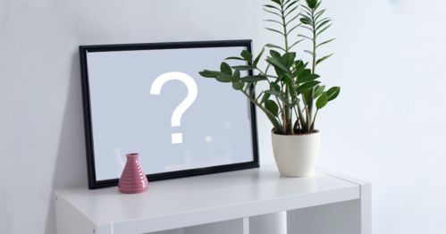 Ajoutez votre photo préférée au-dessus d'un cadre photo sur une table!