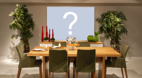 Linda moldura com uma foto na parede da sala de jantar. Faça a sua!