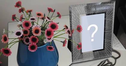 Adicione sua foto em um porta-retratos em cima da mesinha!