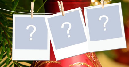 Linda moldura com três fotos no varal e sino de Natal