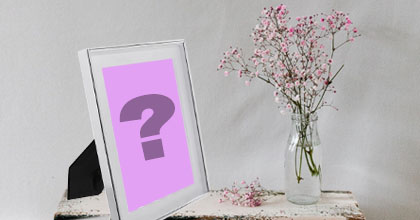 Coloque sua foto no porta retrato em cima do banquinho de madeira!