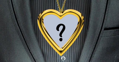 Moldura com pingente dourado pendurado no pescoço. Adicione sua foto!