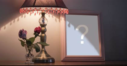 Adicione sua foto num porta retratos ao lado de um abajur